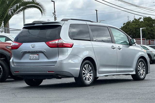 2018 Toyota Sienna XLE photo 4