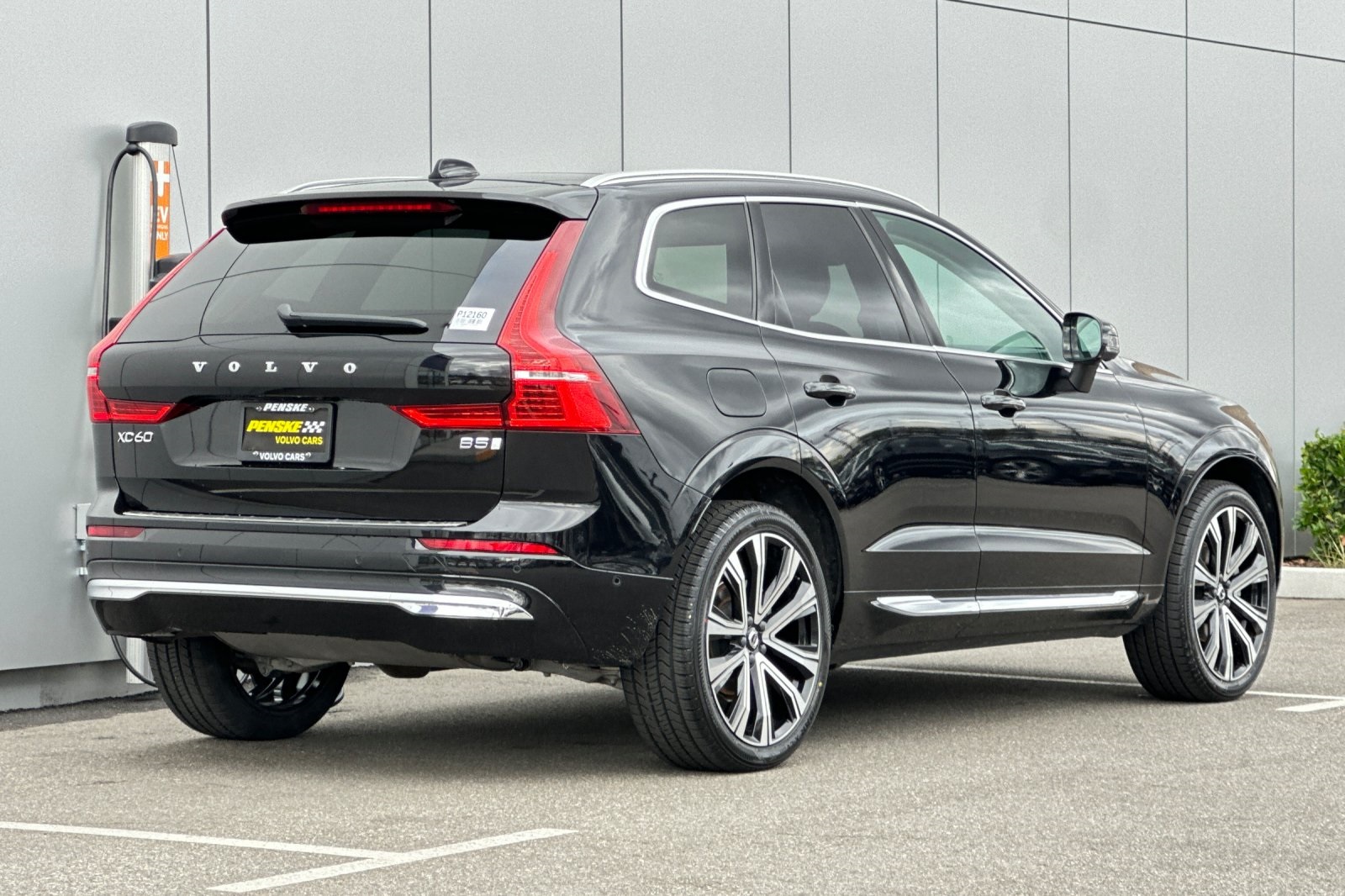 2023 Volvo XC60 B5 Ultimate photo 4