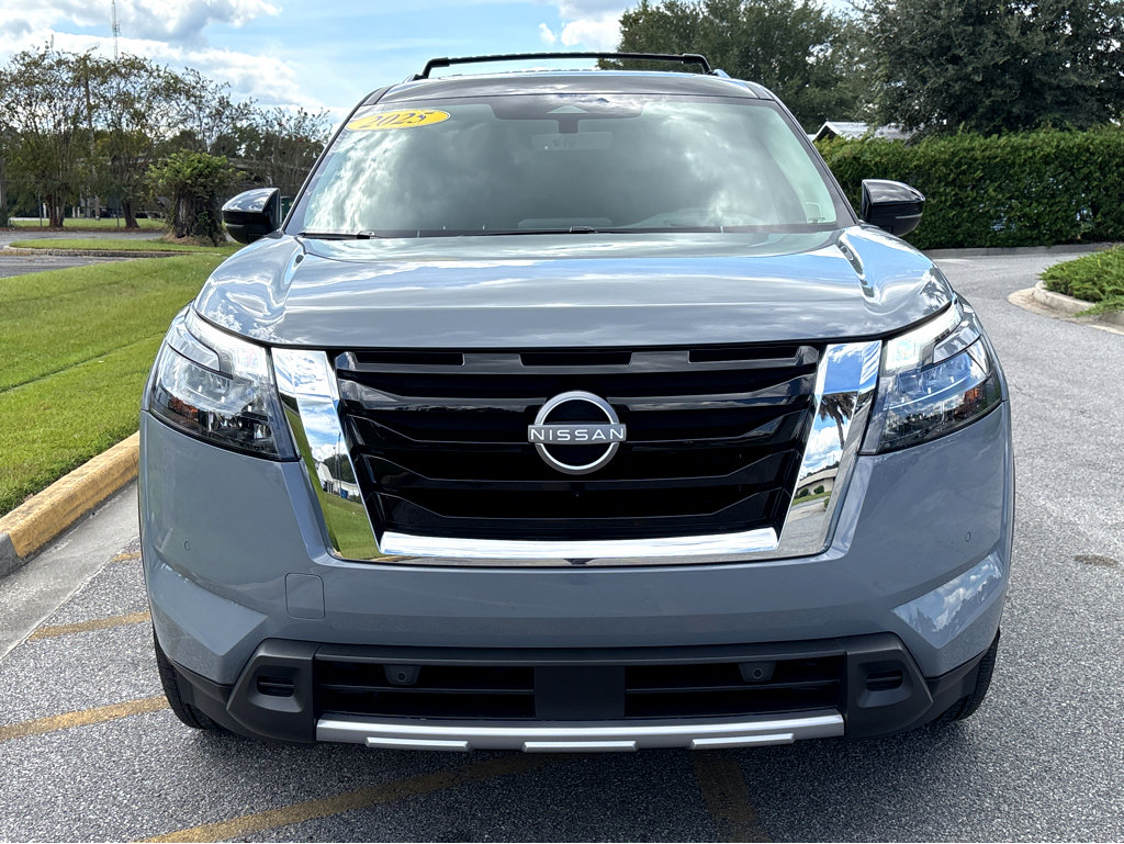 2025 Nissan Pathfinder Platinum photo 2