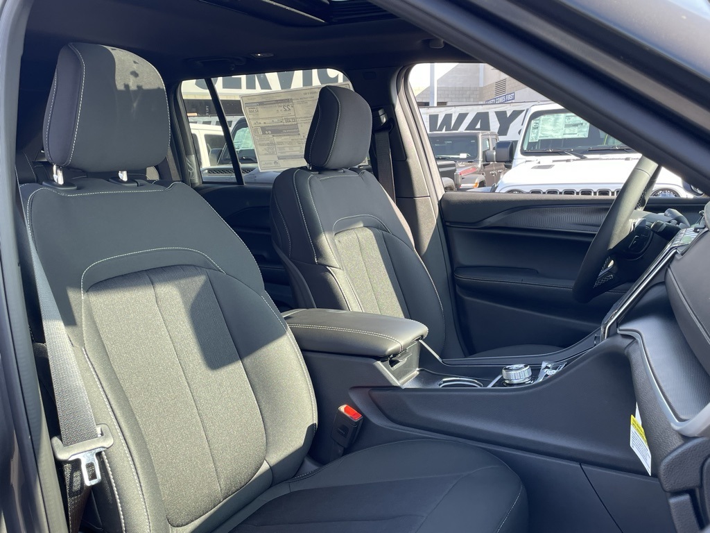 2025 Jeep Grand Cherokee Laredo X photo 18