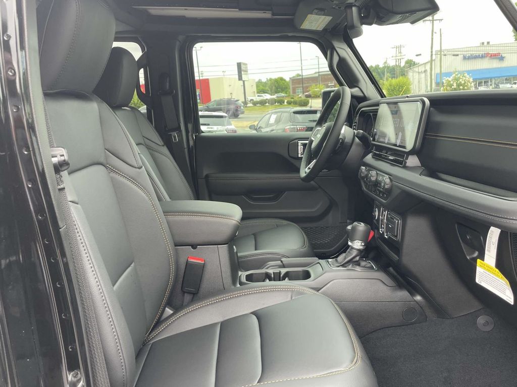 2025 Jeep Wrangler Sahara photo 14