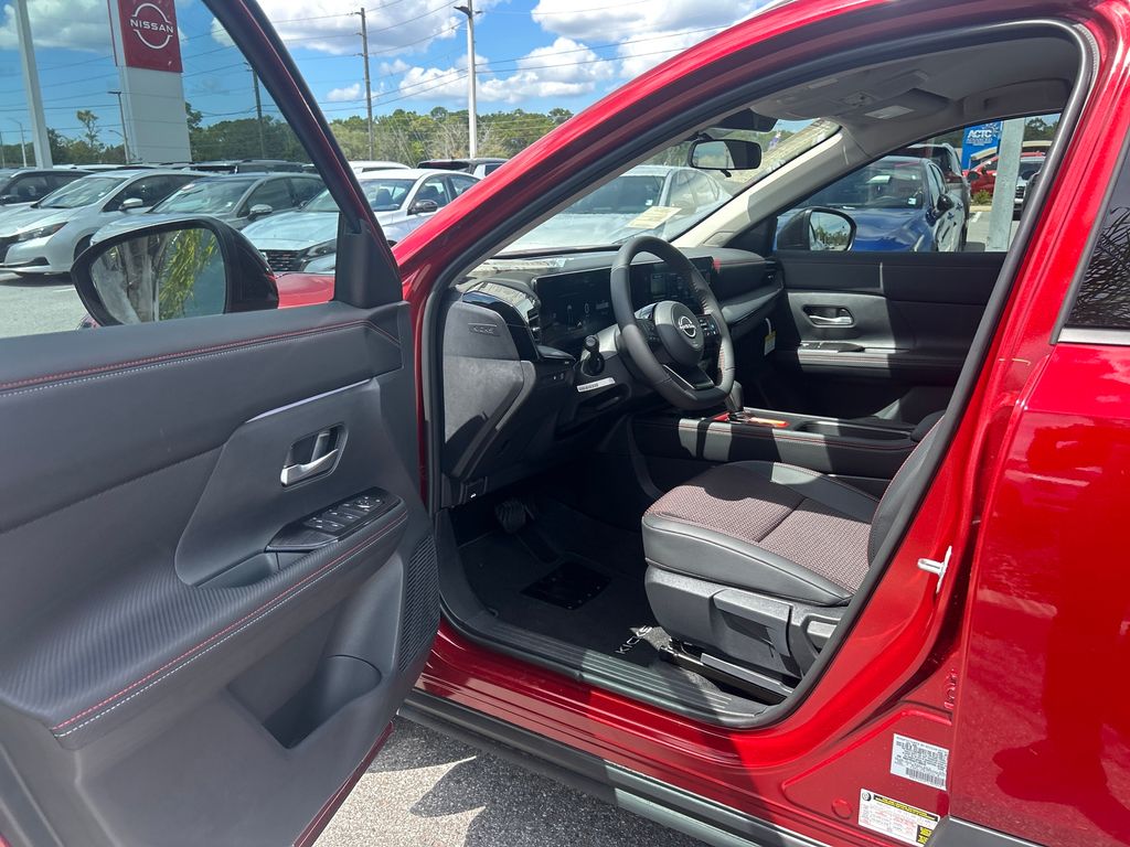 2026 Nissan Kicks SR photo 9