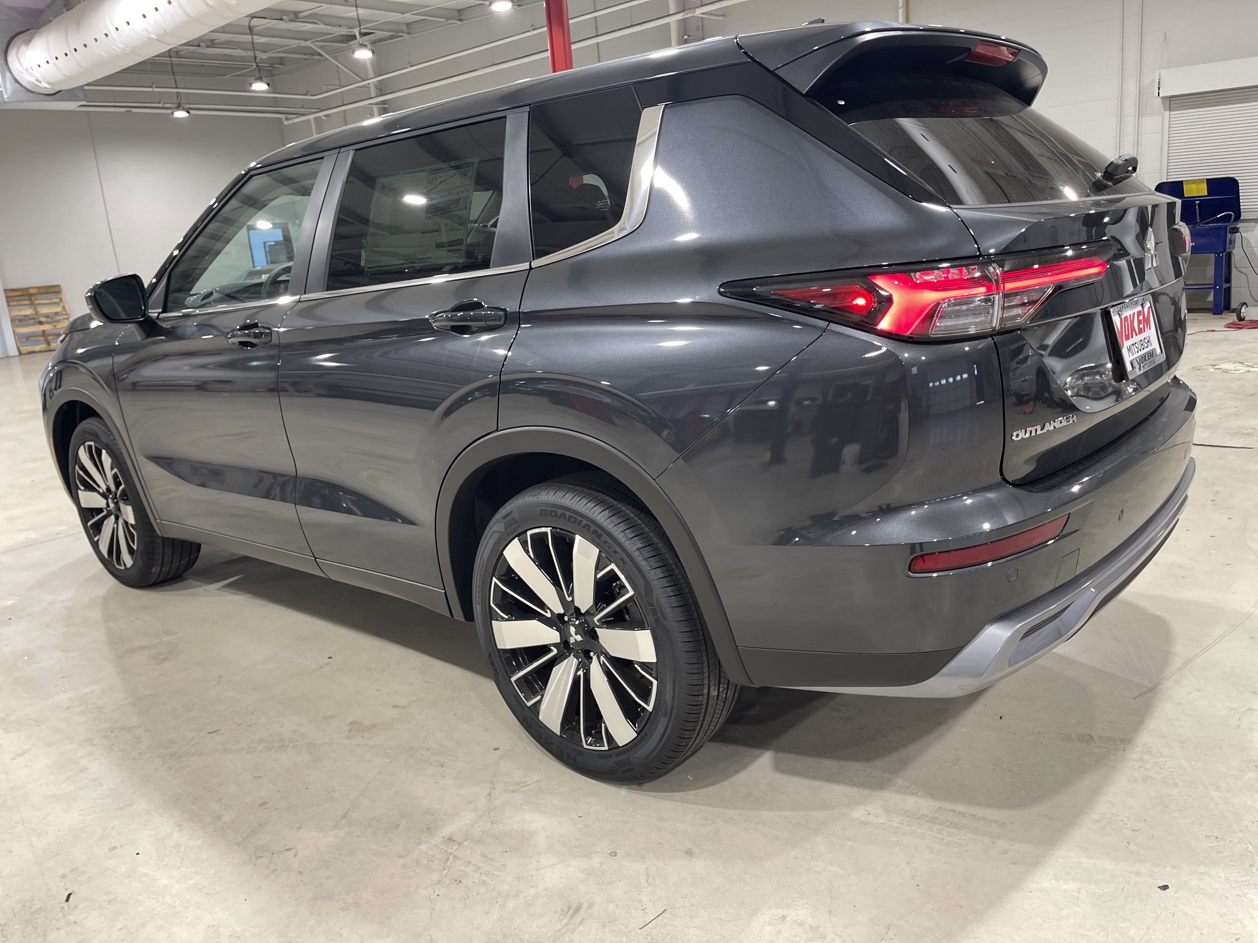2025 Mitsubishi Outlander SE photo 3