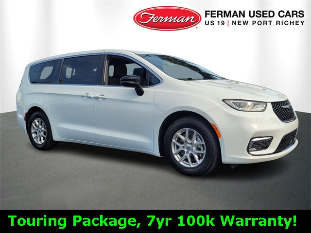 2024 Chrysler Pacifica Touring's photo