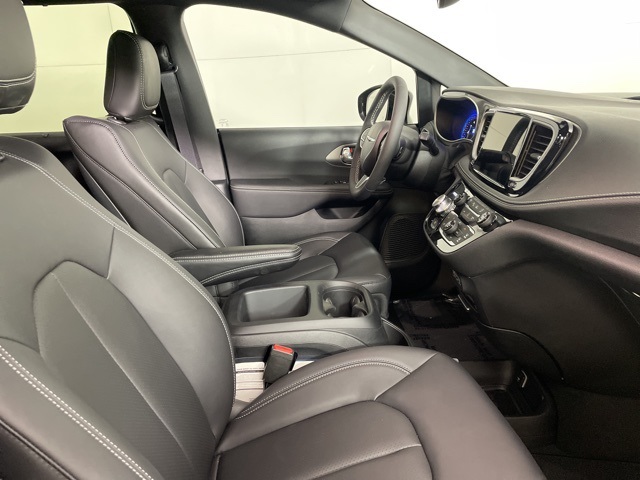 2025 Chrysler Pacifica photo 13