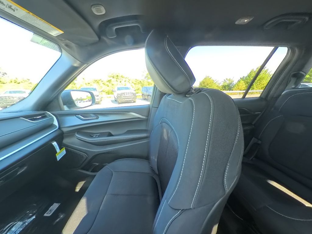 2025 Jeep Grand Cherokee Laredo X photo 26