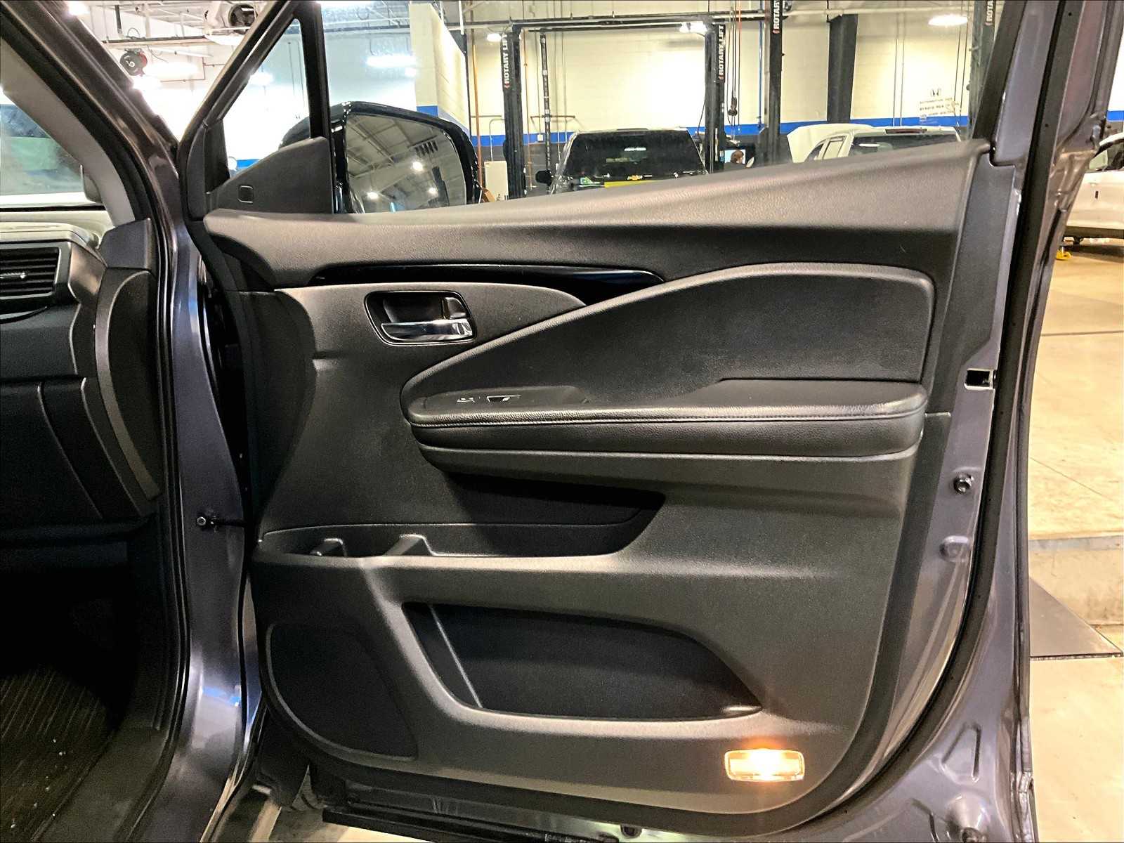 2020 Honda Pilot Touring photo 12
