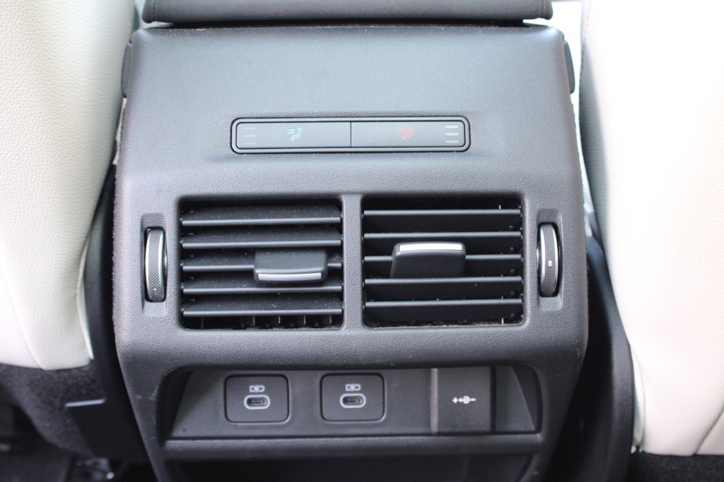 2024 Land Rover Discovery Sport S photo 18