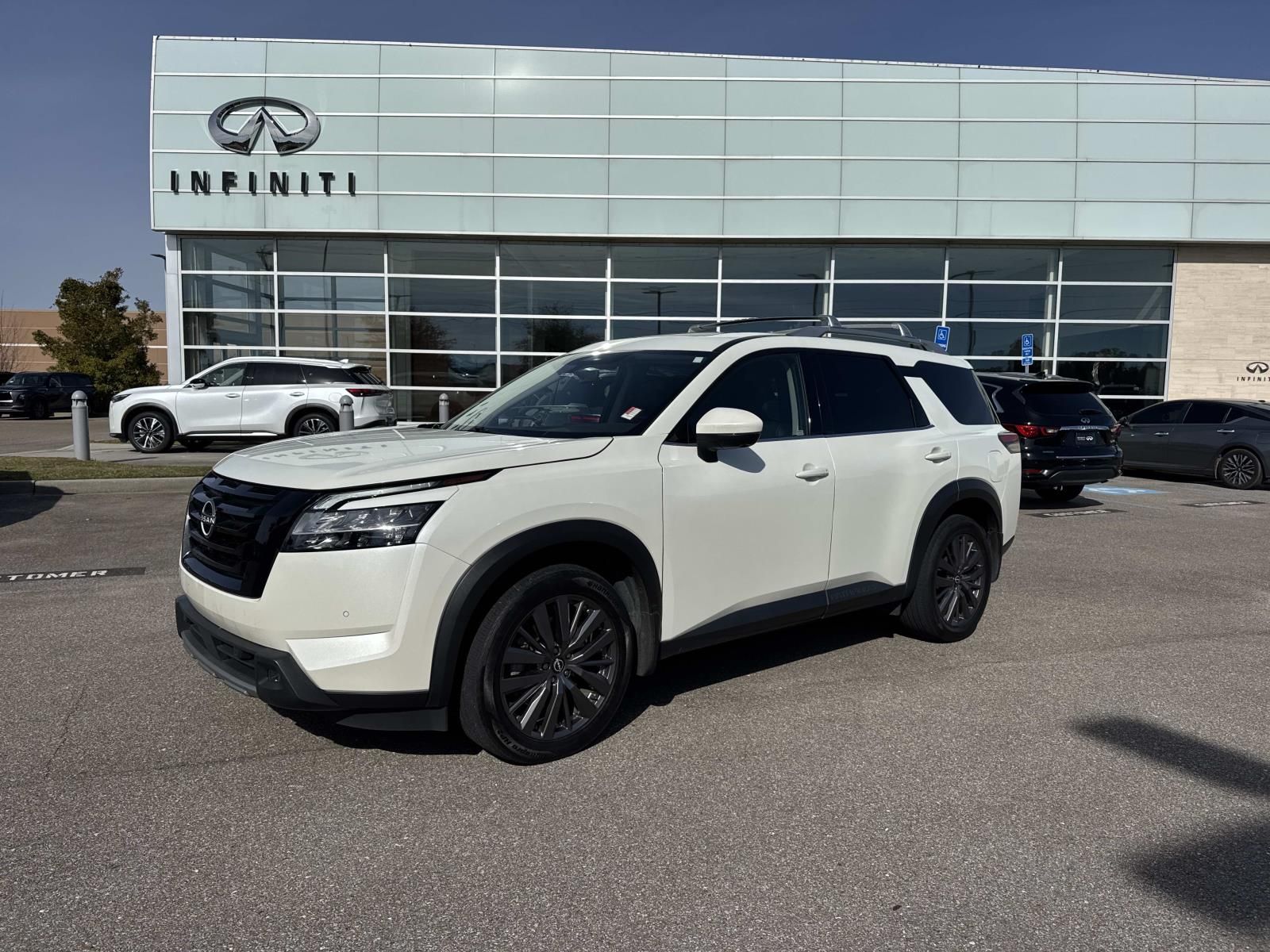 2024 Nissan Pathfinder SL's photo