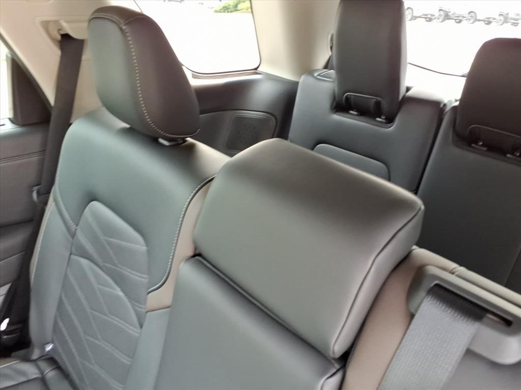 2025 Nissan Pathfinder Platinum photo 9