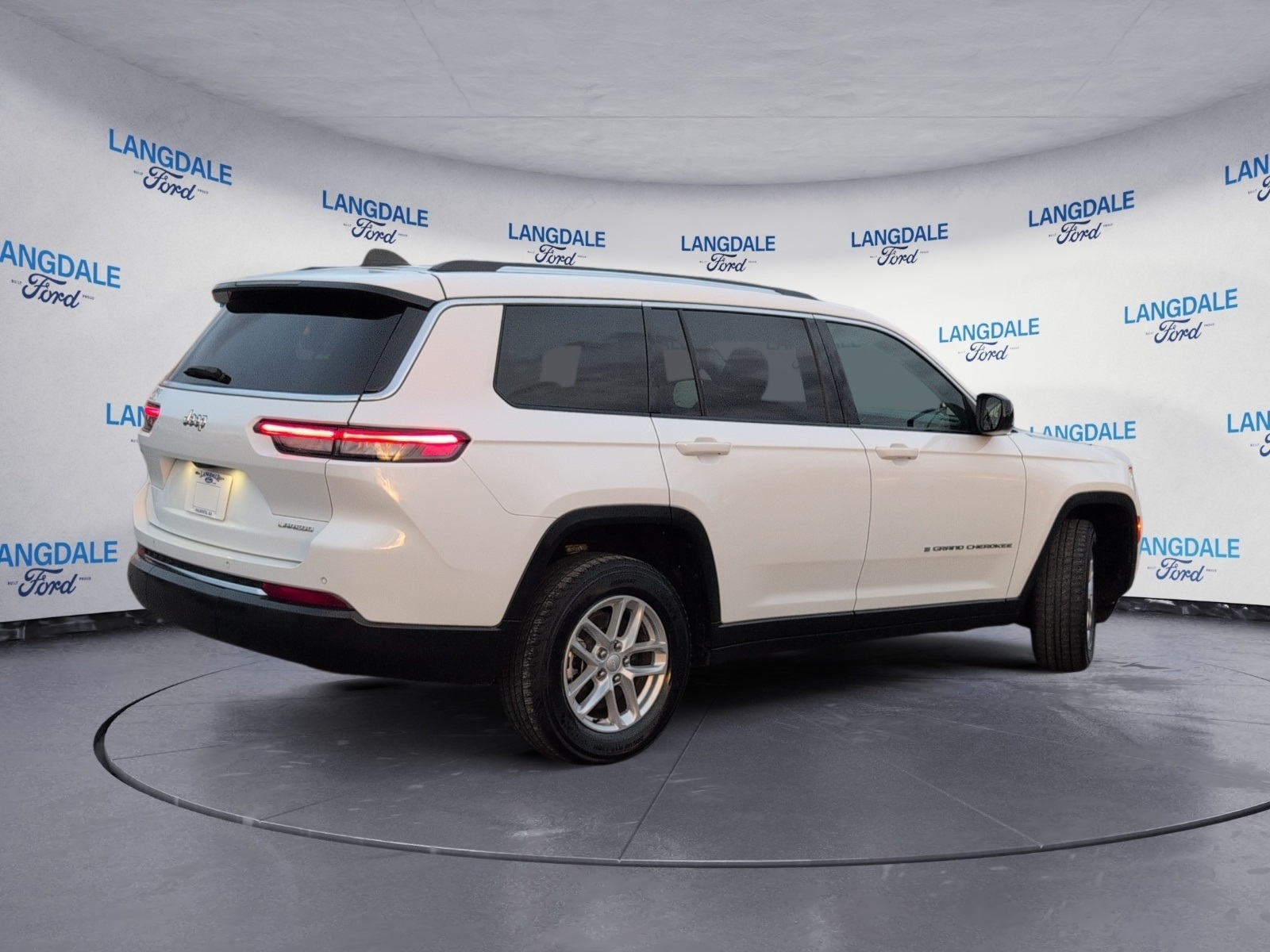 2023 Jeep Grand Cherokee Laredo Altitude photo 3