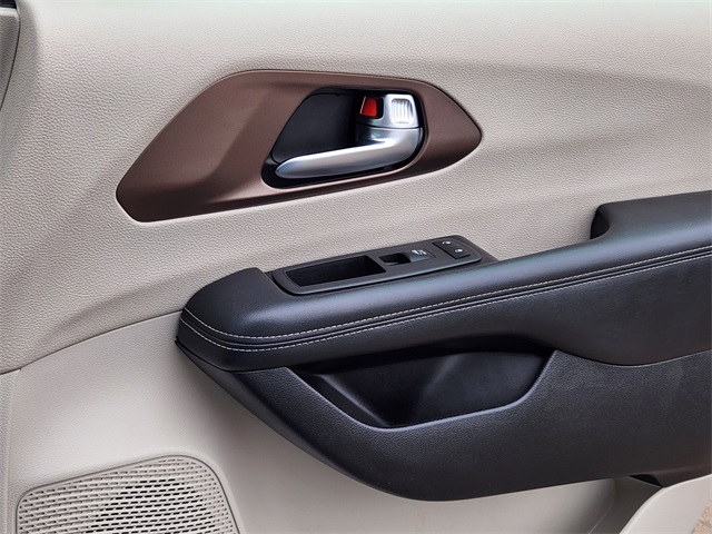 2022 Chrysler Voyager LX photo 13