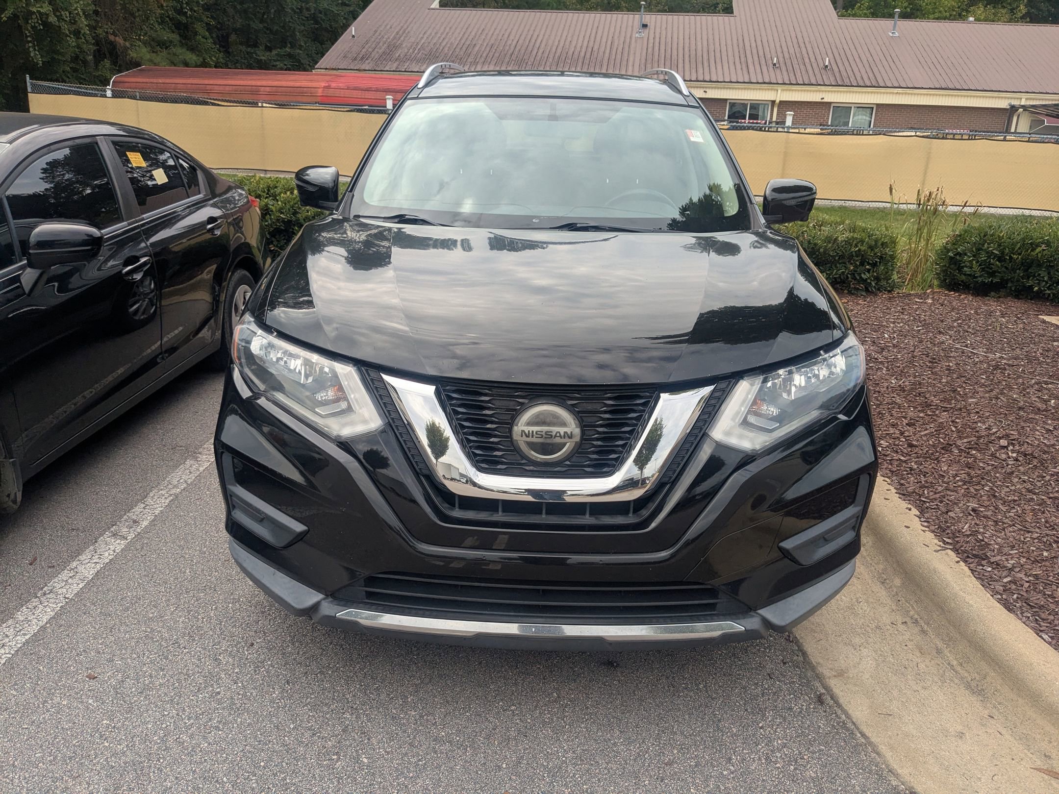 2018 Nissan Rogue SV photo 2