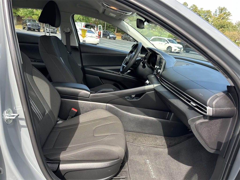 2022 Hyundai Elantra SEL photo 10