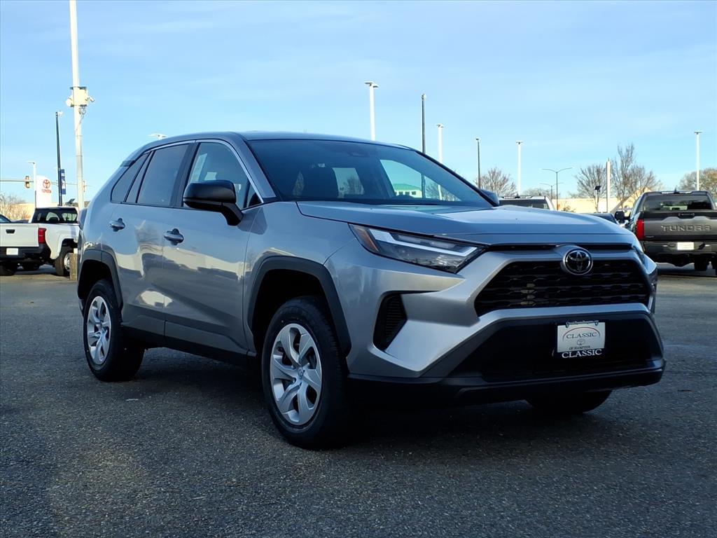 2025 Toyota RAV4 LE's photo