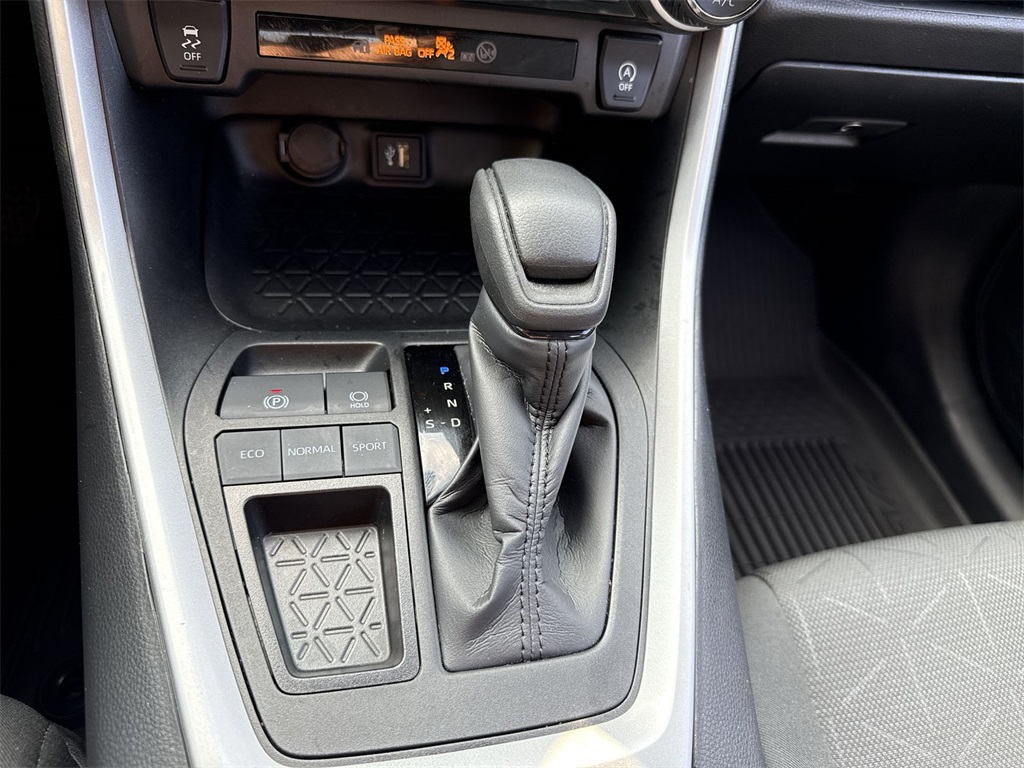 2024 Toyota RAV4 XLE photo 18