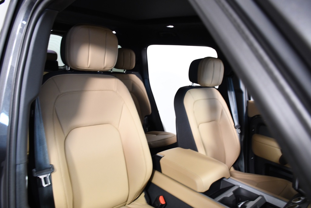 2025 Land Rover Defender 130 V8 photo 17