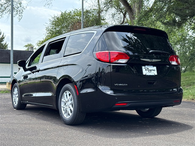 2025 Chrysler Voyager LX photo 8