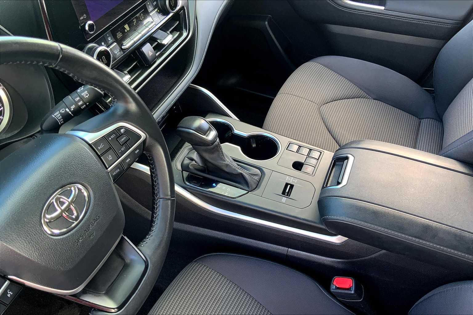 2024 Toyota Highlander LE photo 15