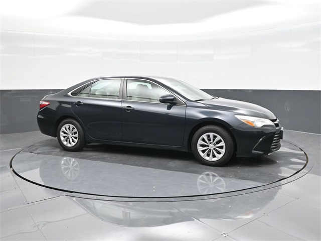 2016 Toyota Camry LE photo 17