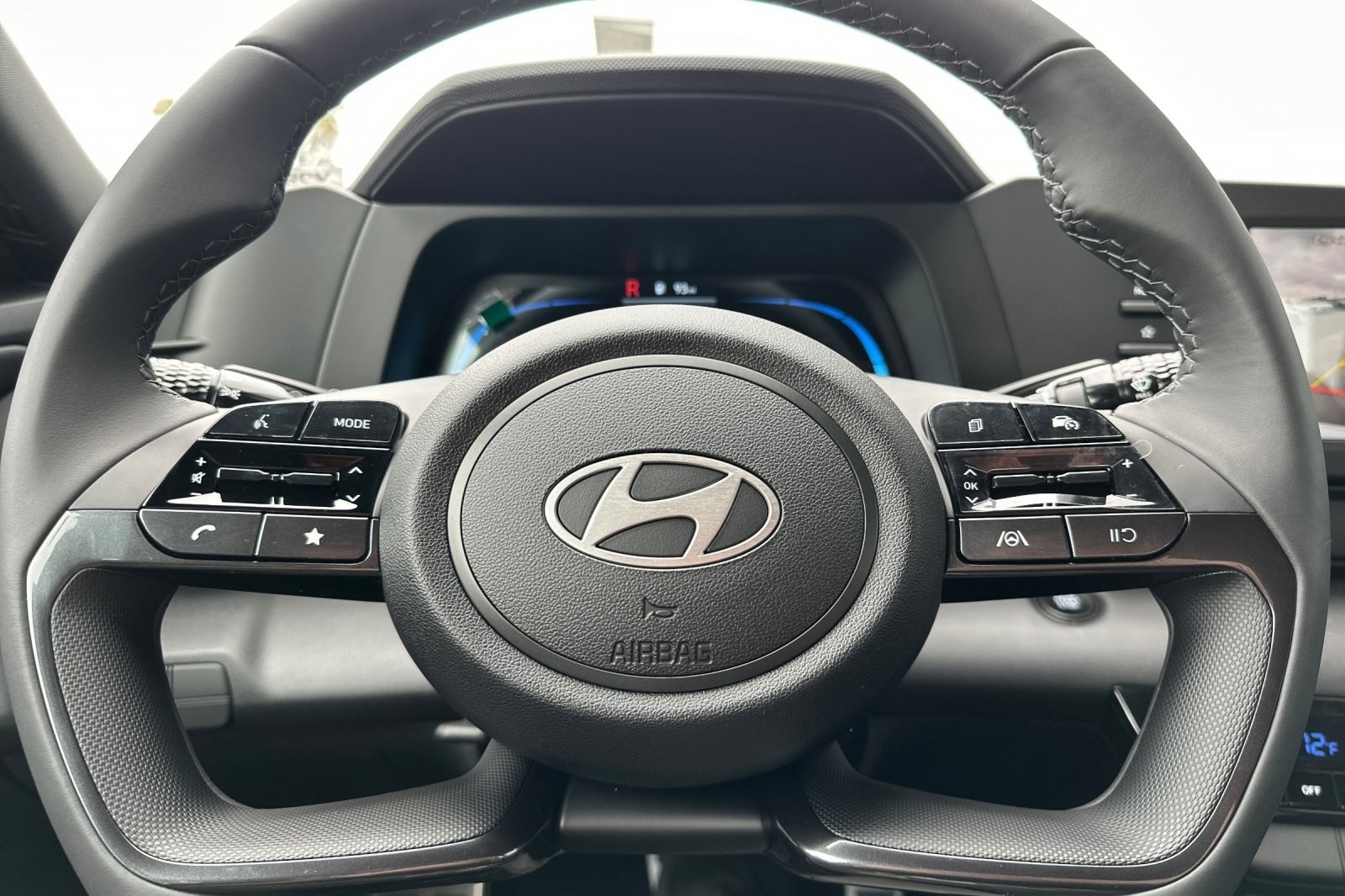2025 Hyundai Elantra SEL Sport photo 22