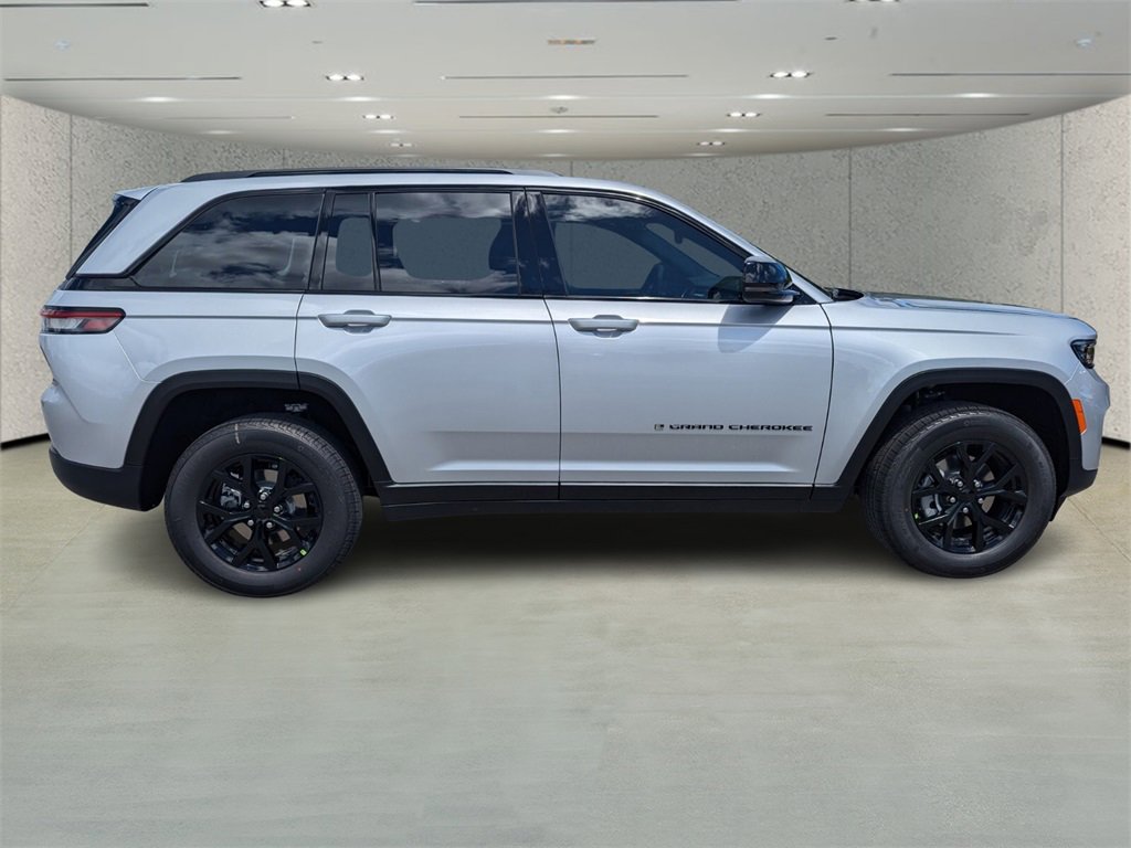 2025 Jeep Grand Cherokee Altitude photo 3