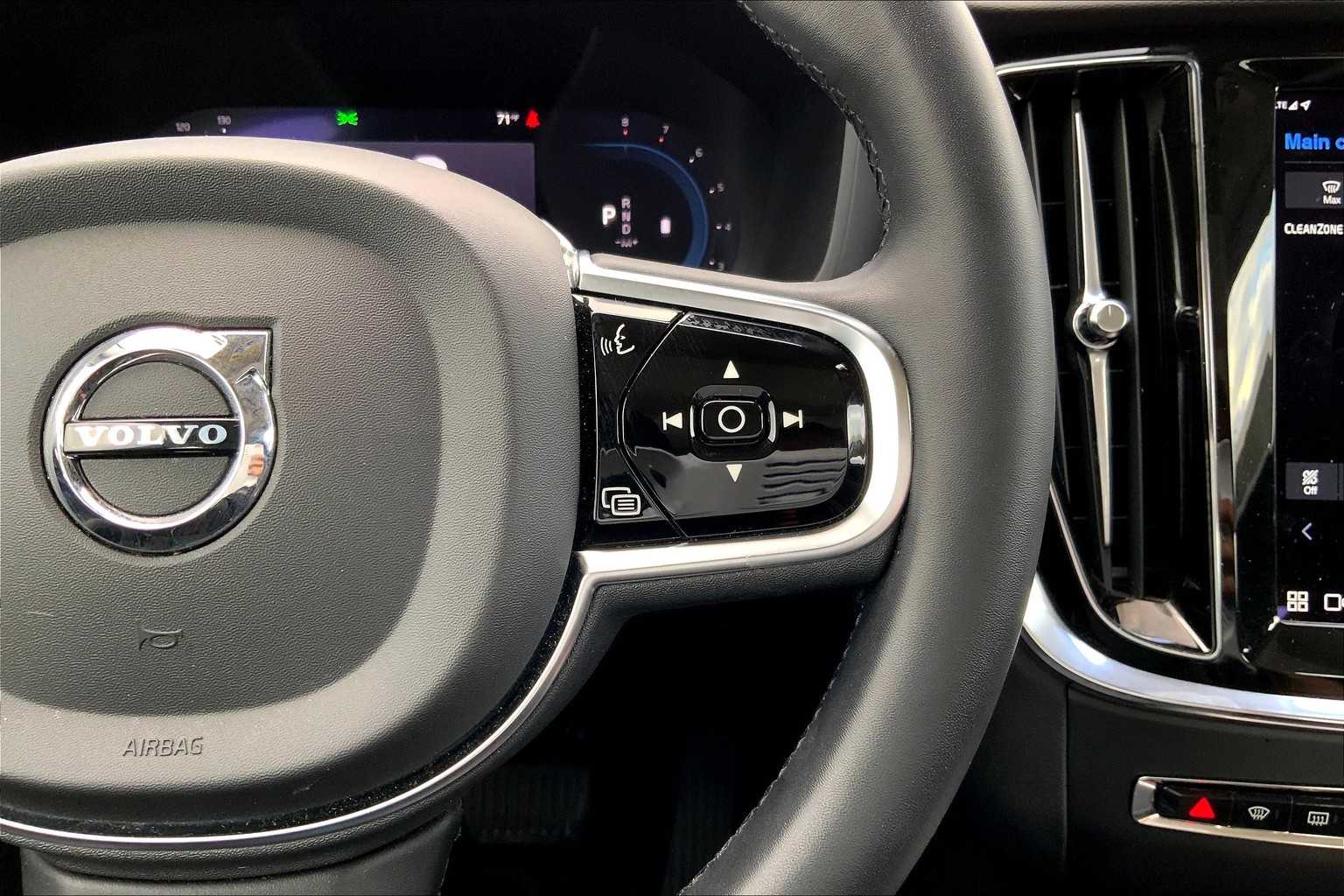2024 Volvo S60 Plus photo 23