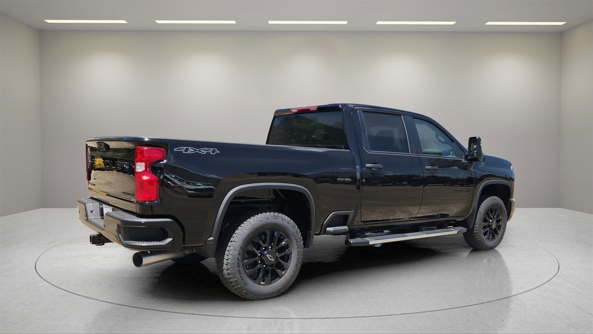 2025 Chevrolet Silverado 2500HD Custom photo 3