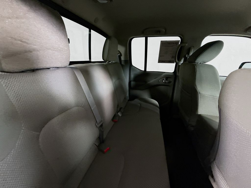 2016 Nissan Frontier SV Crew Cab photo 19