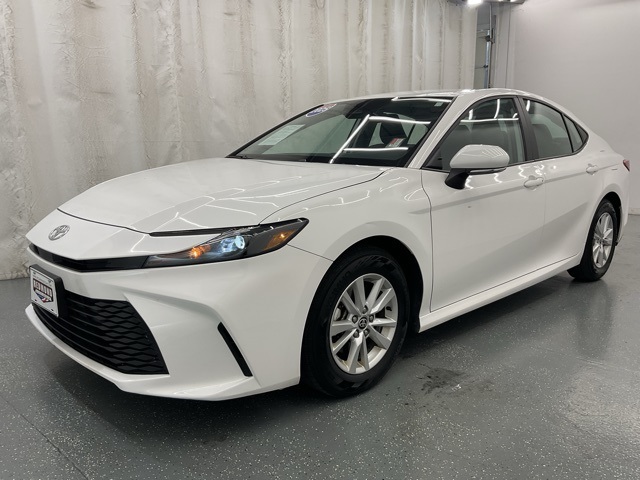 2025 Toyota Camry LE photo 4