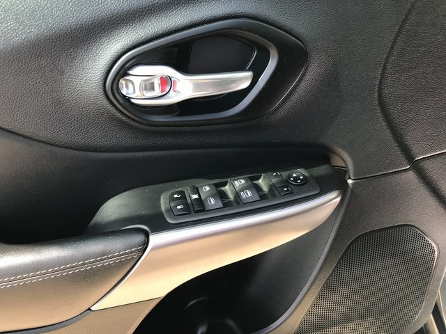 2022 Jeep Cherokee Latitude Lux photo 3