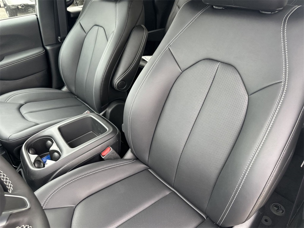 2025 Chrysler Voyager LX photo 31