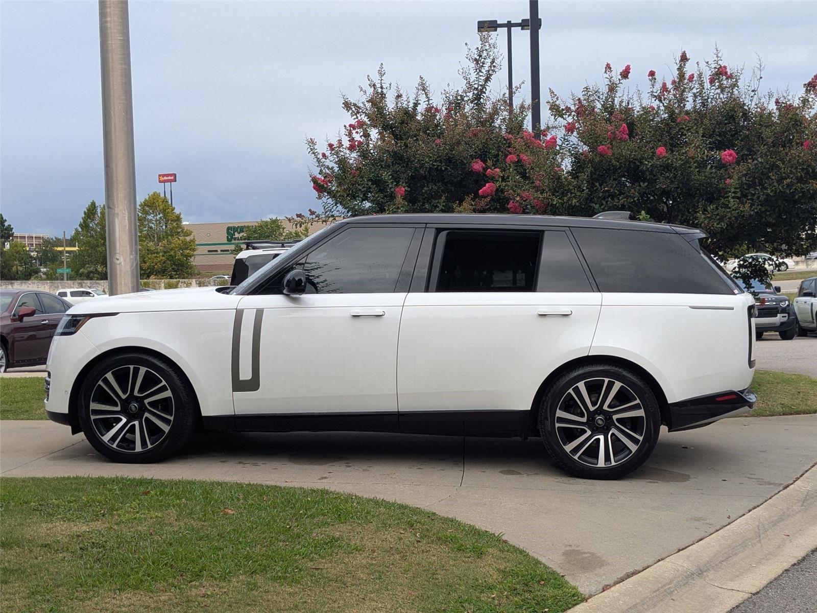 2023 Land Rover Range Rover SE photo 8