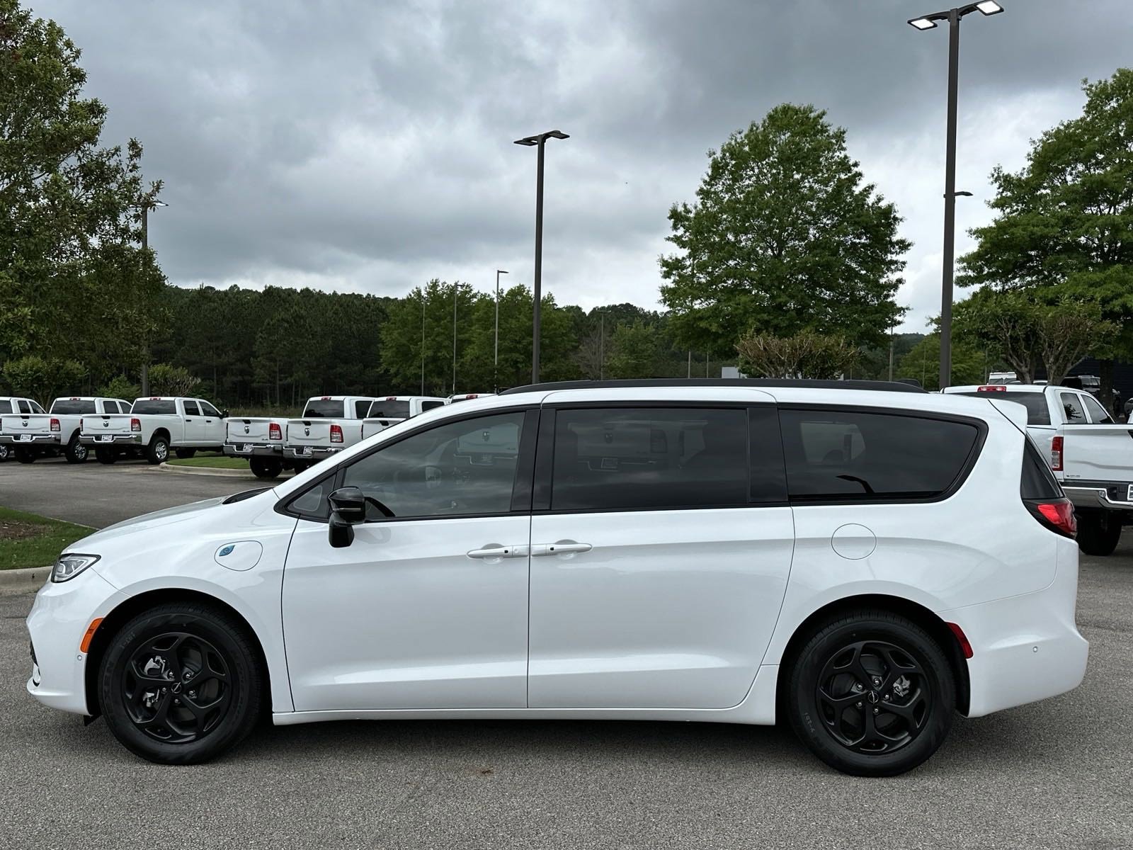 2024 Chrysler Pacifica Hybrid photo 4
