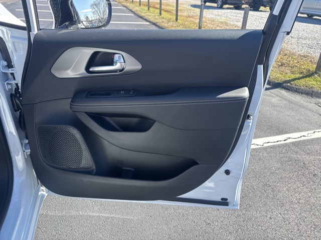 2025 Chrysler Voyager LX photo 8