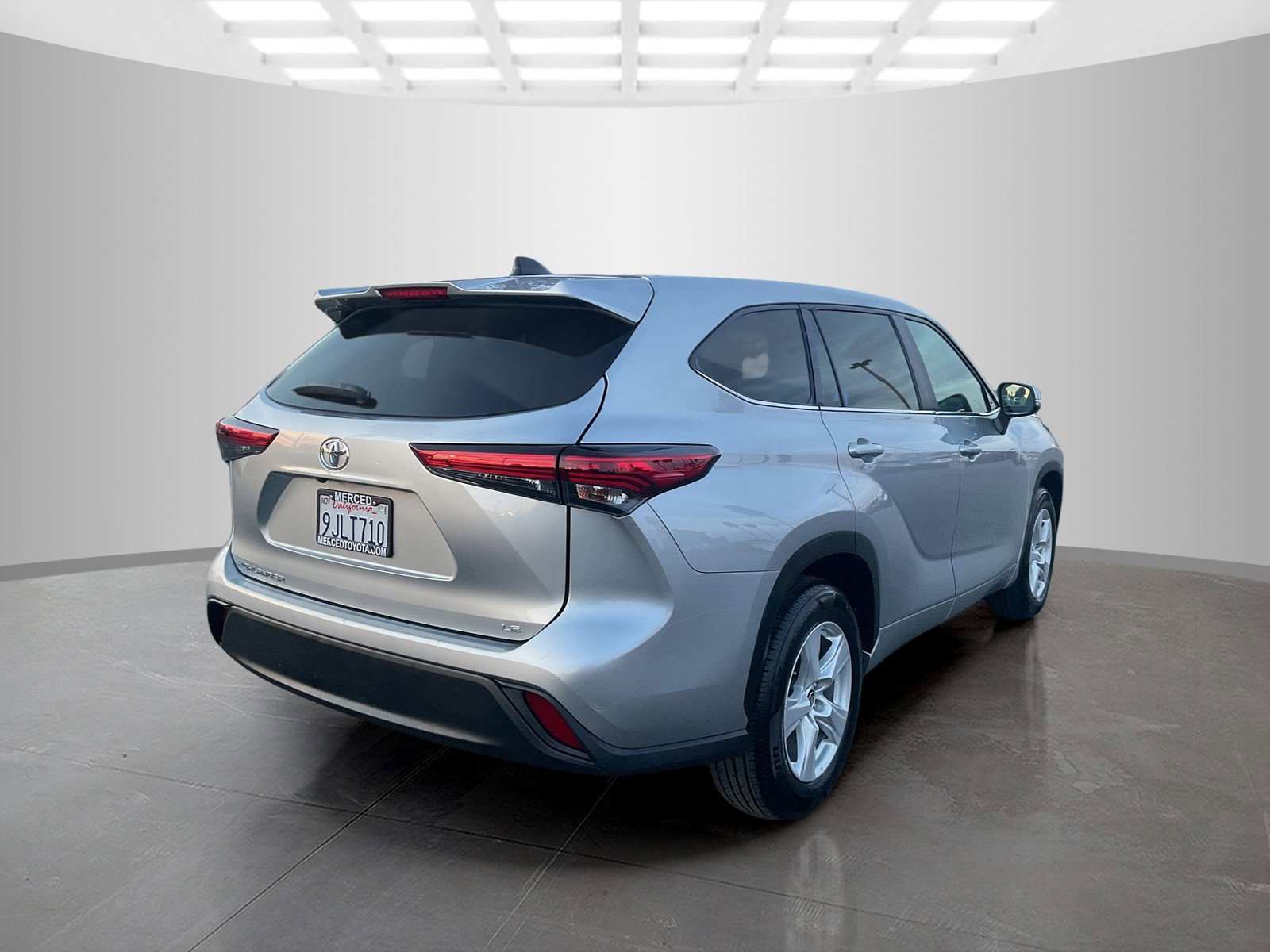 2023 Toyota Highlander LE photo 3