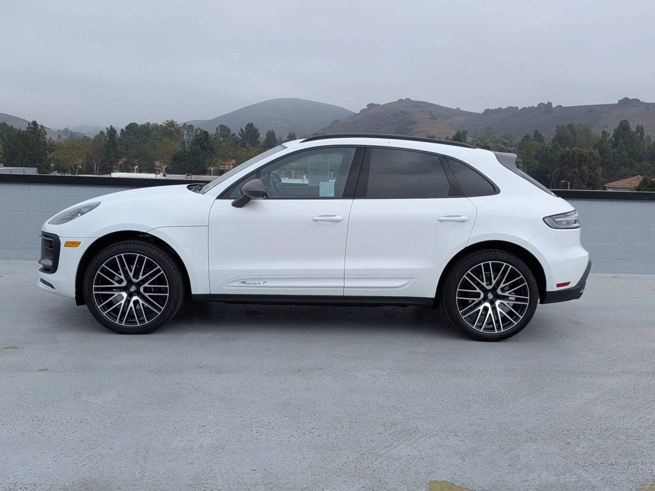 2025 Porsche Macan T photo 2