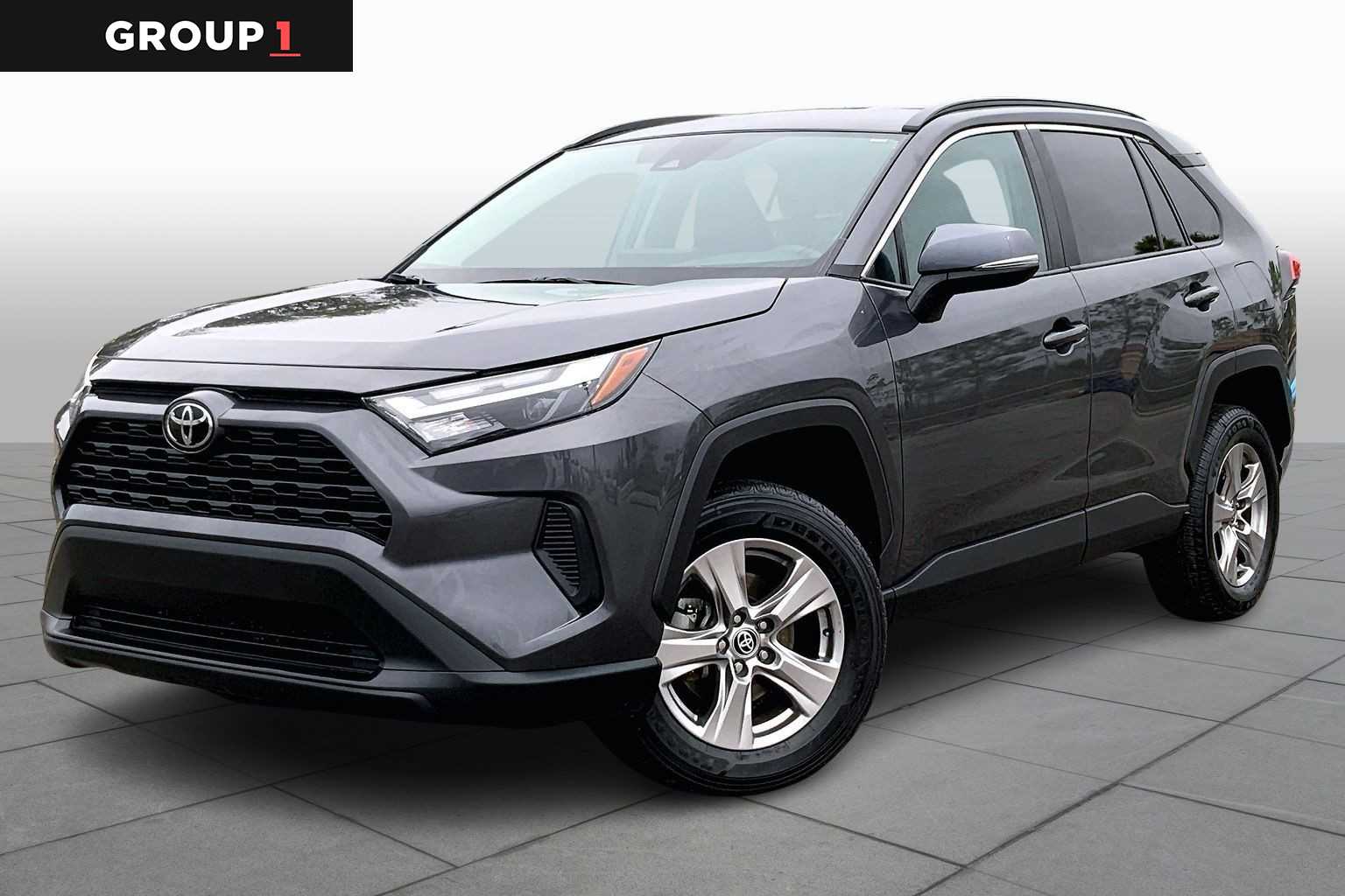 2024 Toyota RAV4 XLE's photo