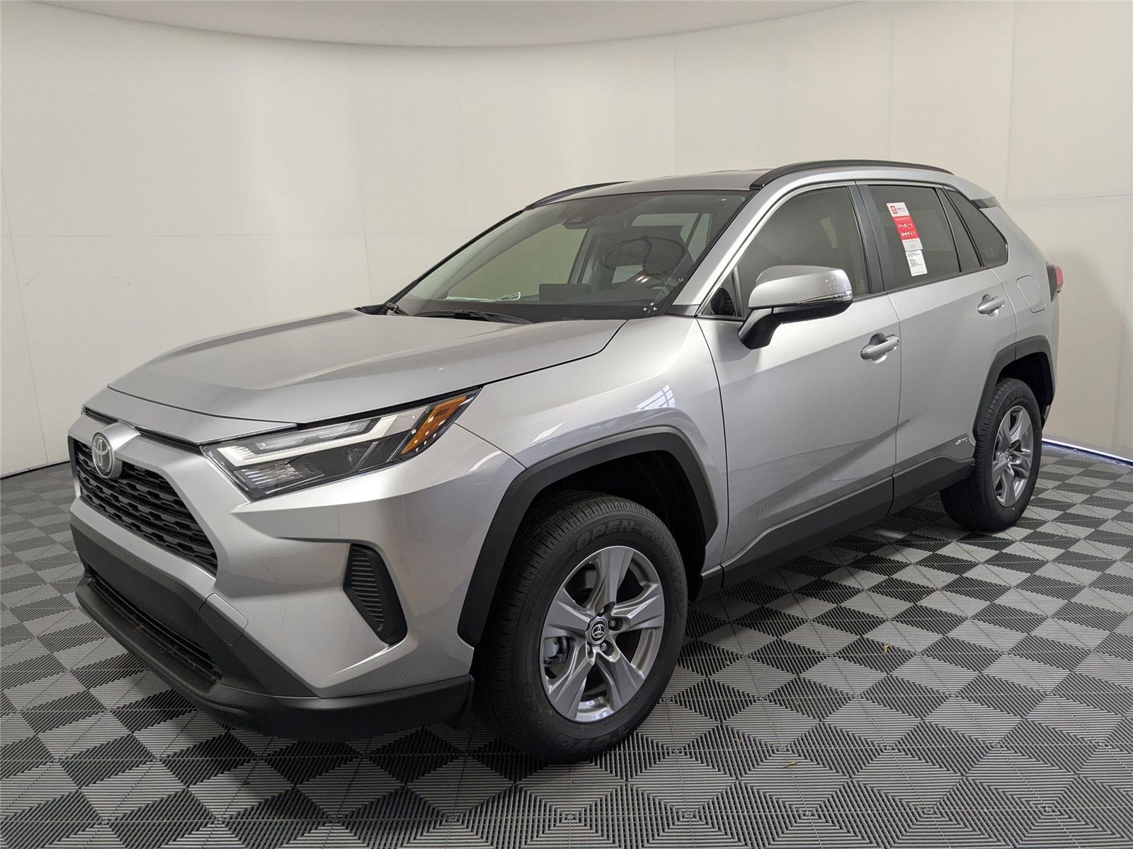 2025 Toyota RAV4 XLE's photo