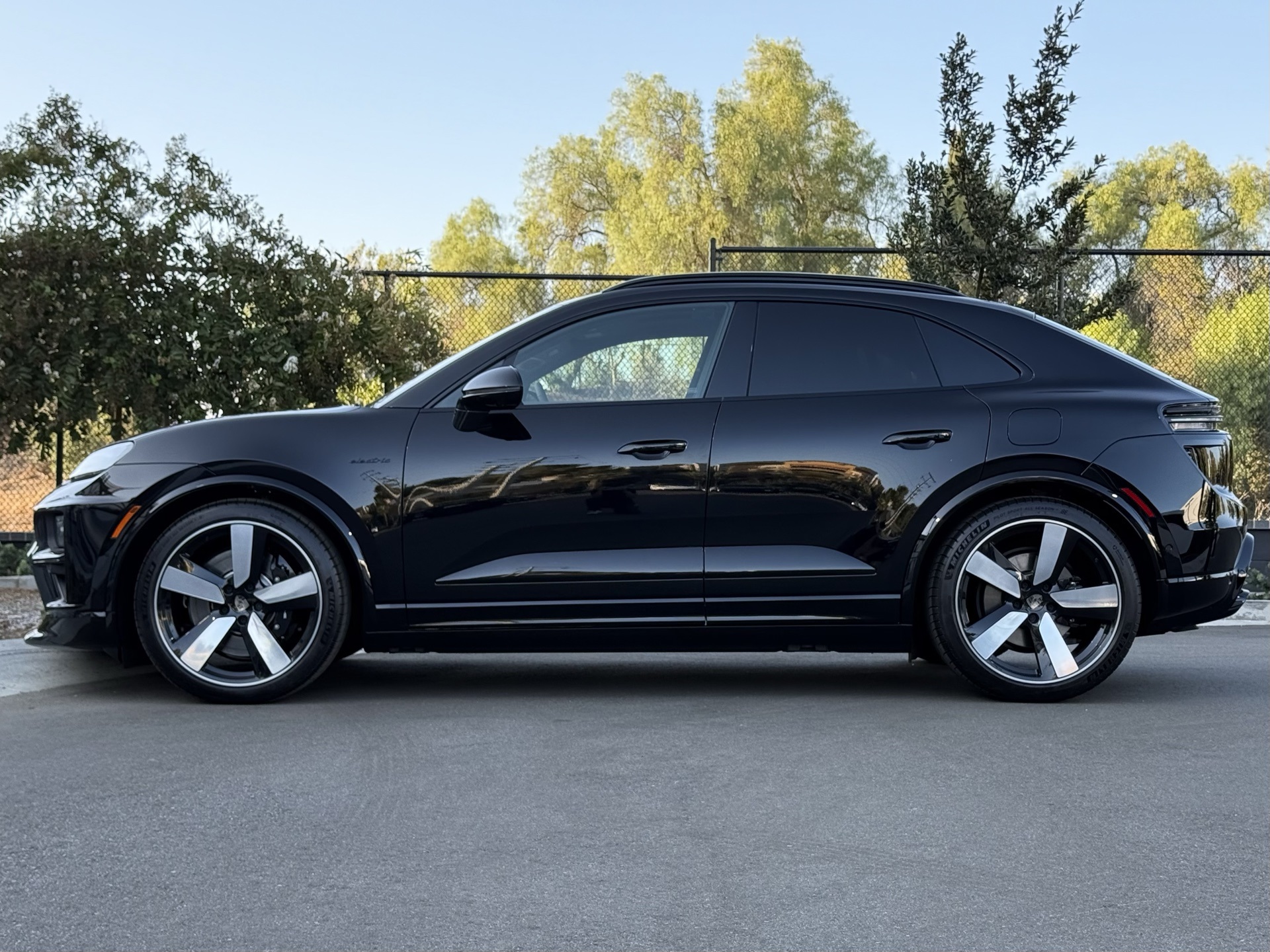 2025 Porsche Macan Turbo Electric photo 2