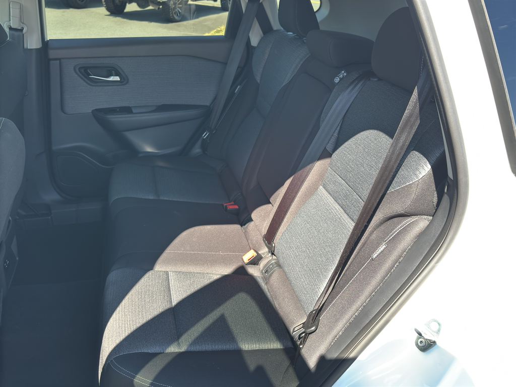2021 Nissan Rogue SV photo 17