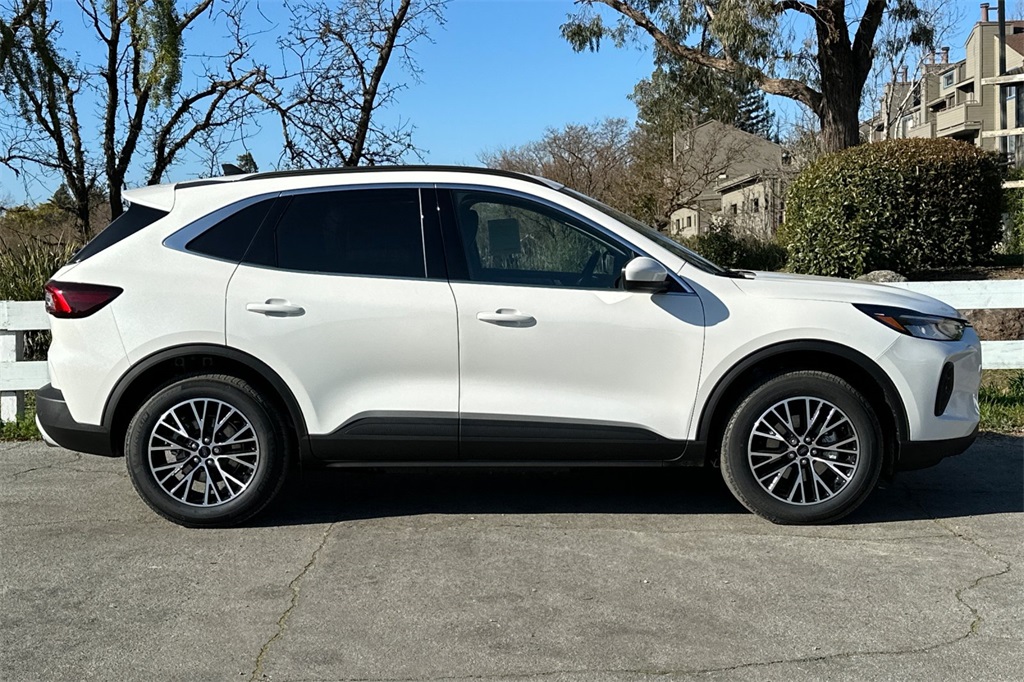 2025 Ford Escape Plug-In Hybrid photo 2