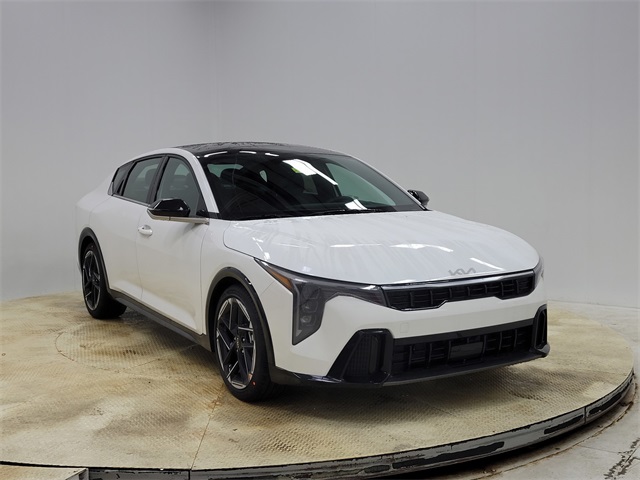 2025 Kia K4 GT-Line photo 2