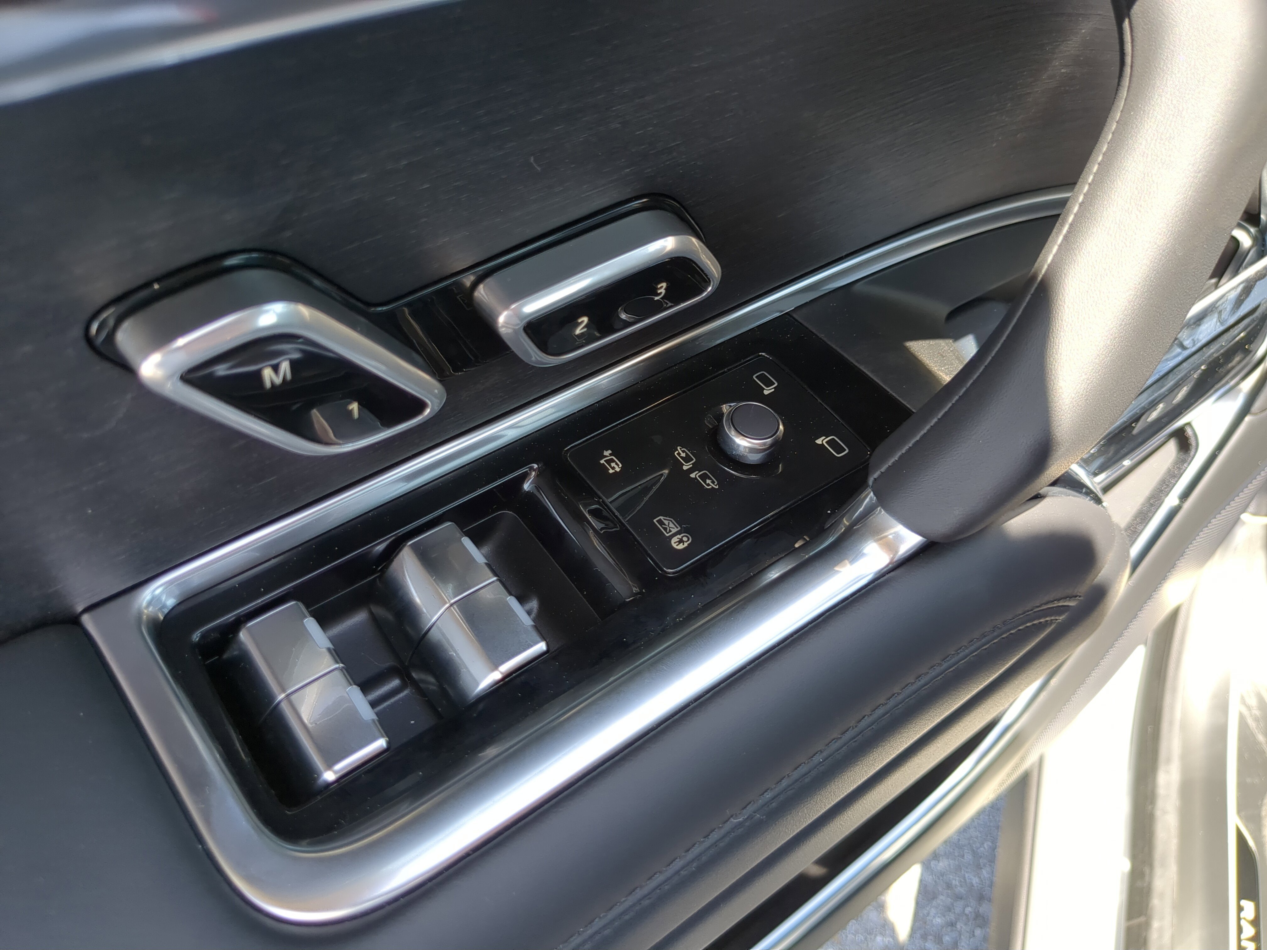 2025 Land Rover Range Rover SE photo 8