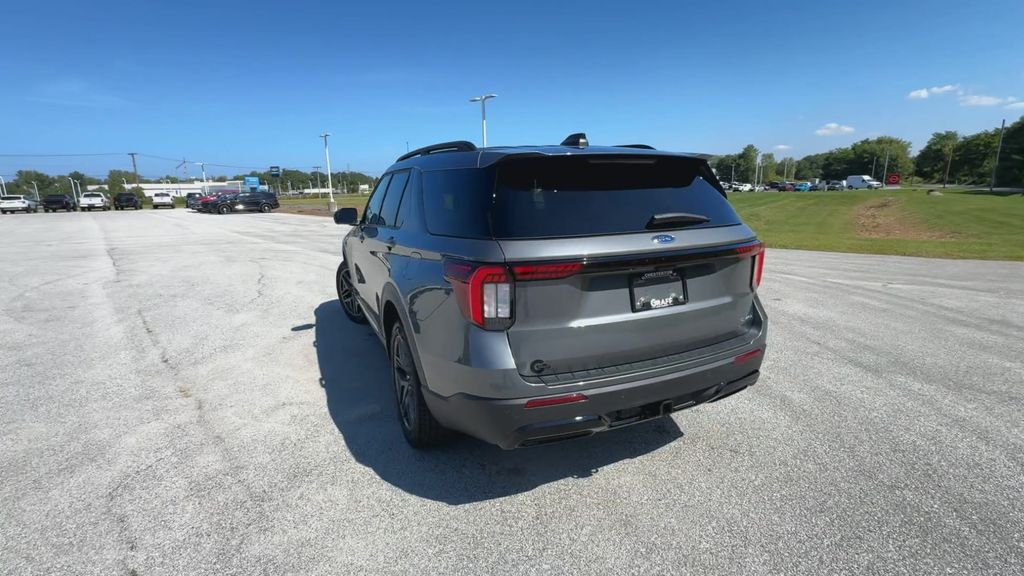 2025 Ford Explorer ST-Line photo 4