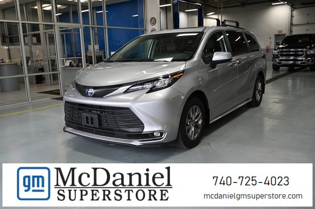 2023 Toyota Sienna XLE's photo