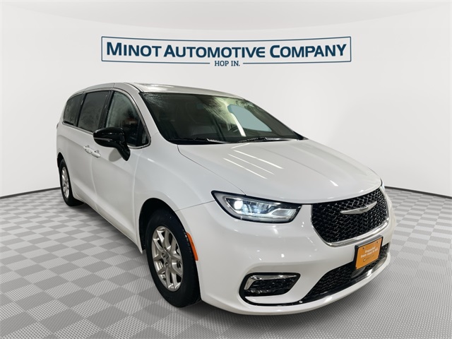 2024 Chrysler Pacifica Touring L's photo