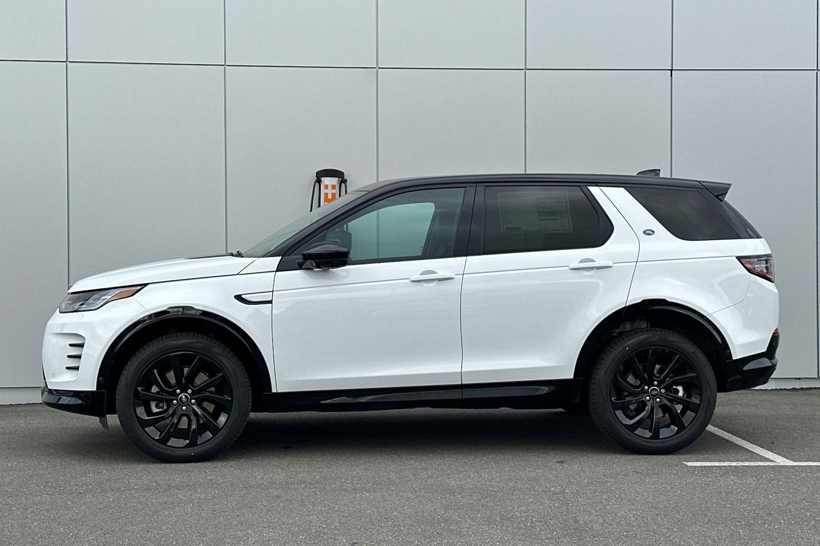 2025 Land Rover Discovery Sport Dynamic SE photo 2