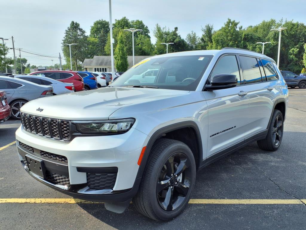 2023 Jeep Grand Cherokee Altitude photo 3