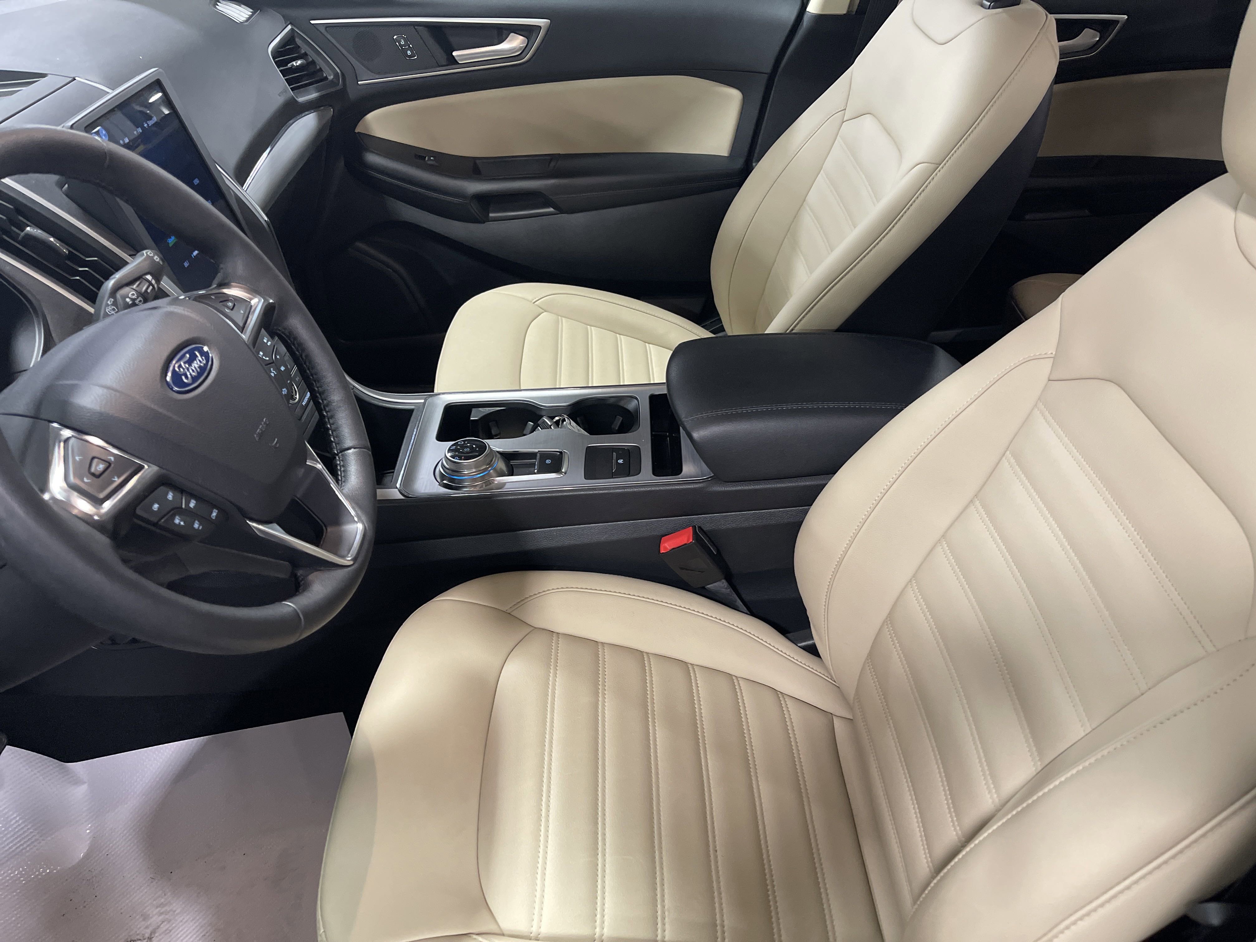 2022 Ford Edge SEL photo 4